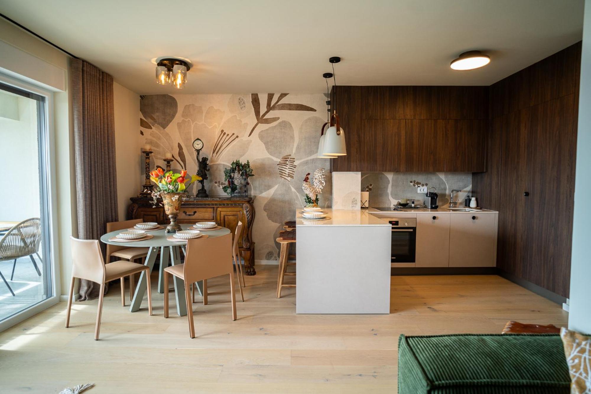 California By Belmont Realty *